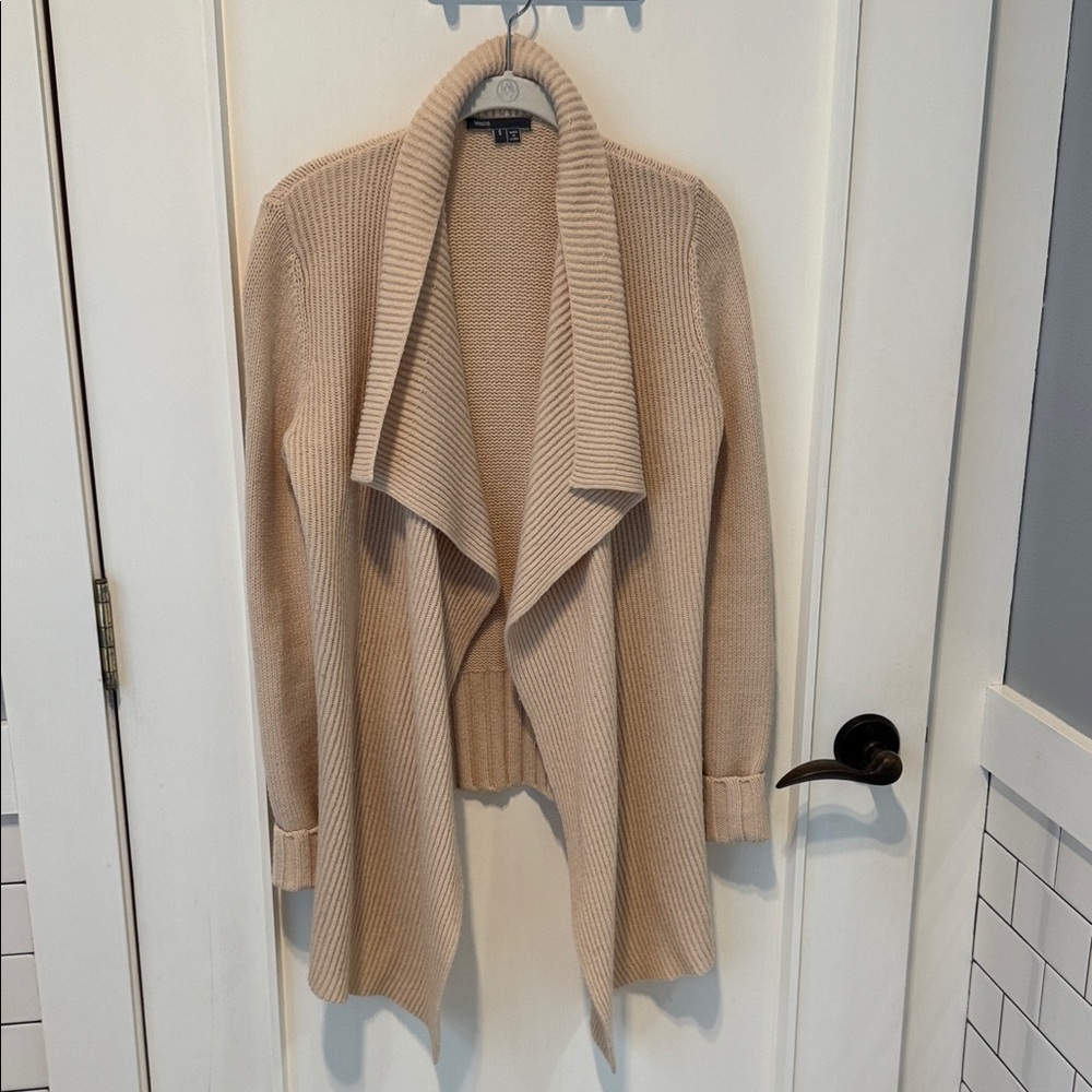 Classic Vince cardigan as made of 50%yak and 50%wool. Luxurious and warmth